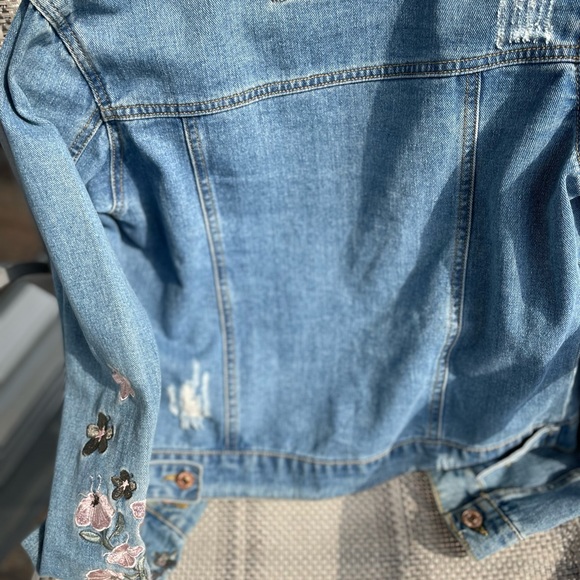 Jean Jacket. Used once - Forever 21. Size small. - Picture 2 of 2